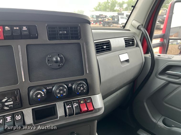 image for item DS3027 2017 Kenworth T680 semi truck