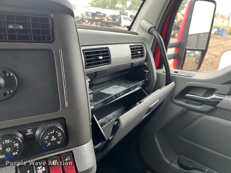 image for item DS3027 2017 Kenworth T680 semi truck