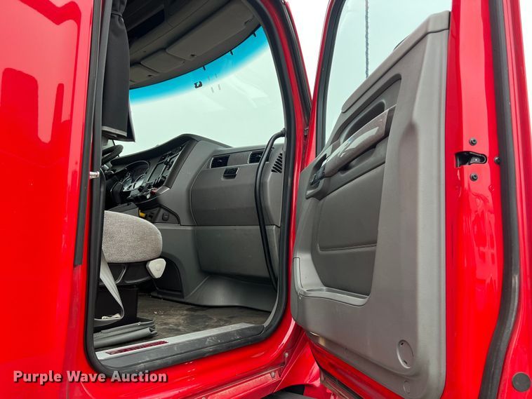 image for item DS3027 2017 Kenworth T680 semi truck