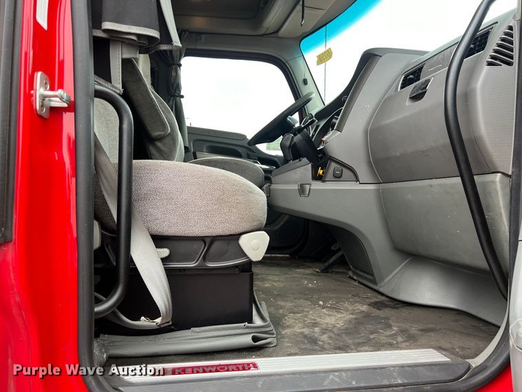 image for item DS3027 2017 Kenworth T680 semi truck