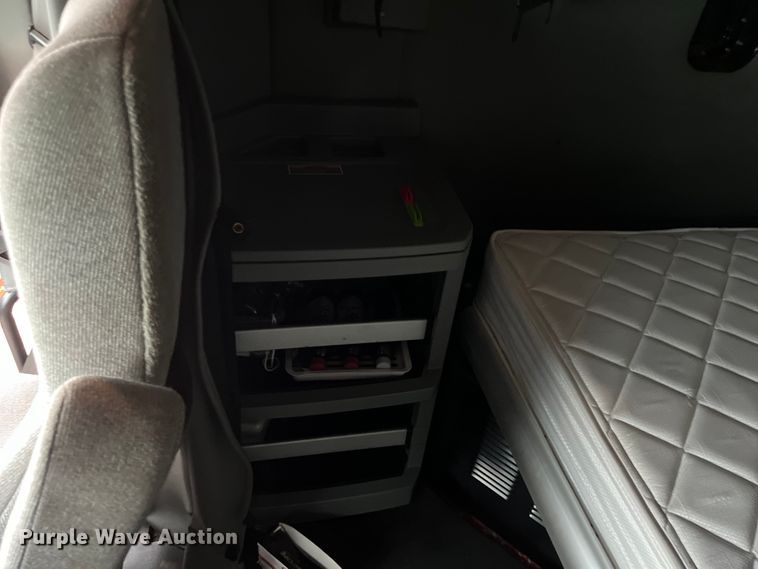 image for item DS3027 2017 Kenworth T680 semi truck