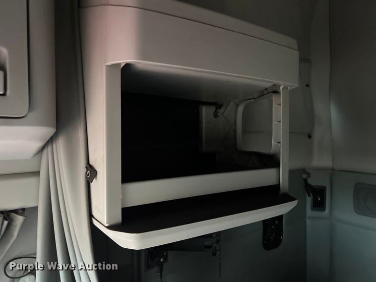 image for item DS3027 2017 Kenworth T680 semi truck