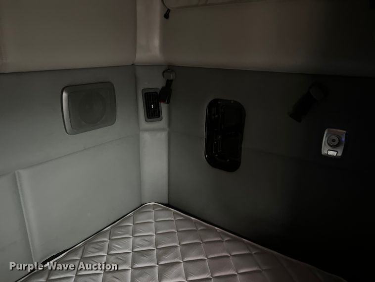 image for item DS3027 2017 Kenworth T680 semi truck