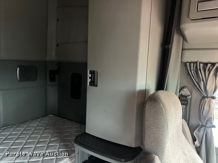 image for item DS3027 2017 Kenworth T680 semi truck