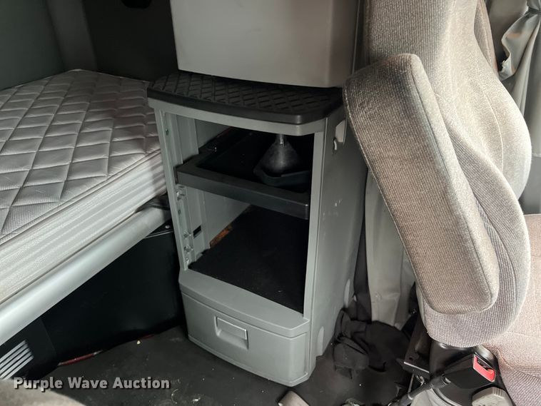 image for item DS3027 2017 Kenworth T680 semi truck