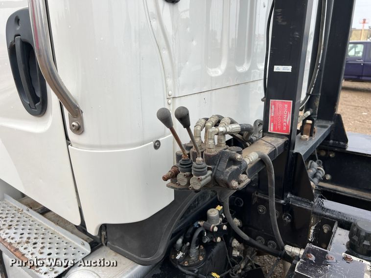 image for item DS3028 2018 Freightliner  M2 106 hook lift truck