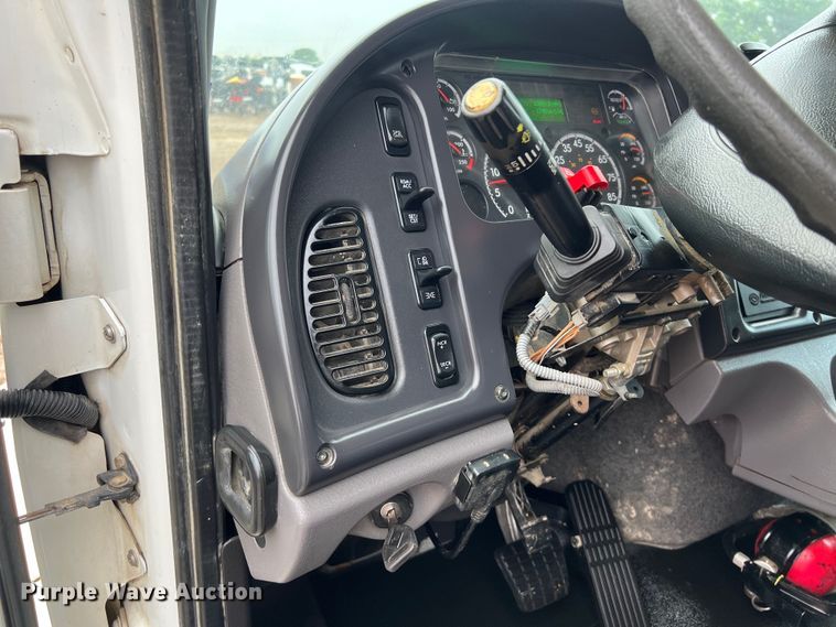 image for item DS3028 2018 Freightliner  M2 106 hook lift truck