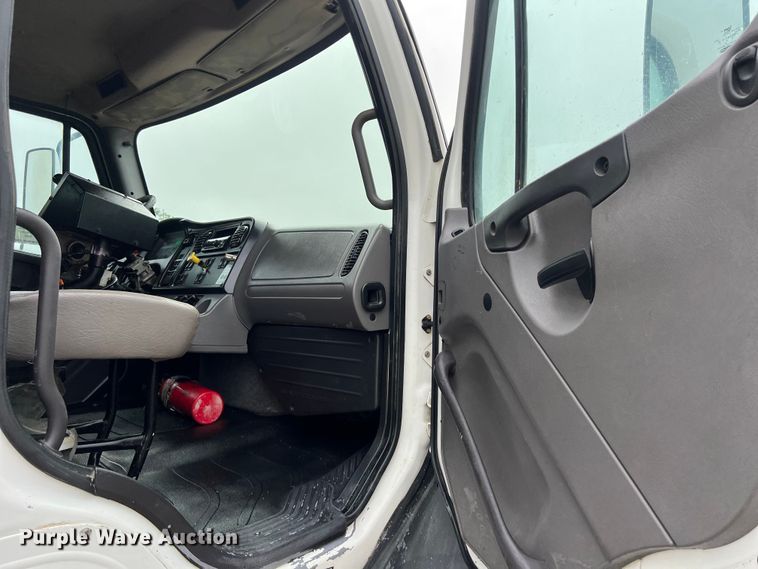 image for item DS3028 2018 Freightliner  M2 106 hook lift truck