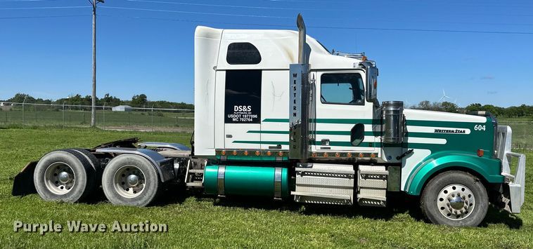 image for item DS4151 2016 Western Star 4900EX semi truck