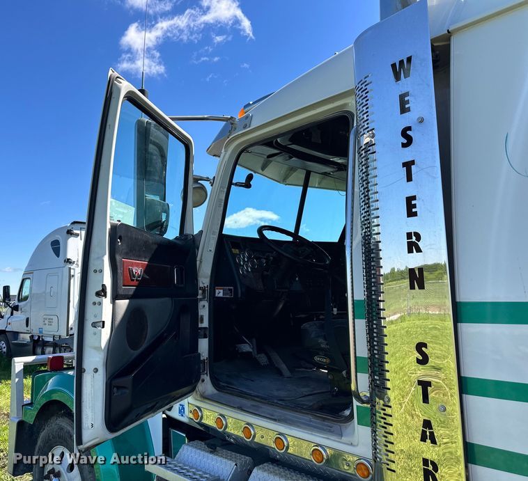 image for item DS4151 2016 Western Star 4900EX semi truck