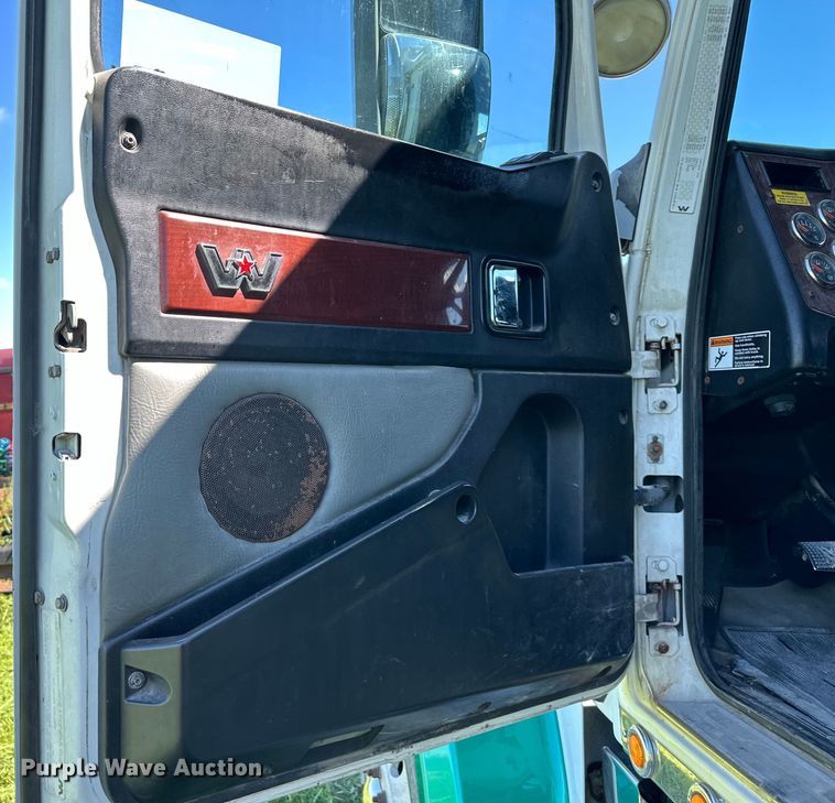 image for item DS4151 2016 Western Star 4900EX semi truck
