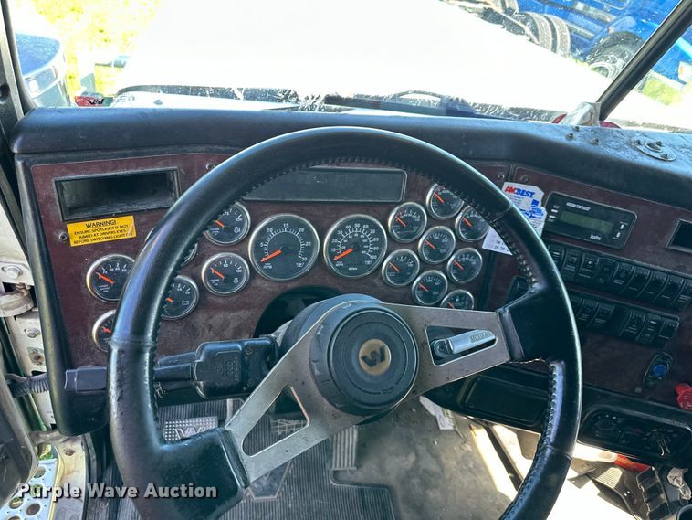 image for item DS4151 2016 Western Star 4900EX semi truck