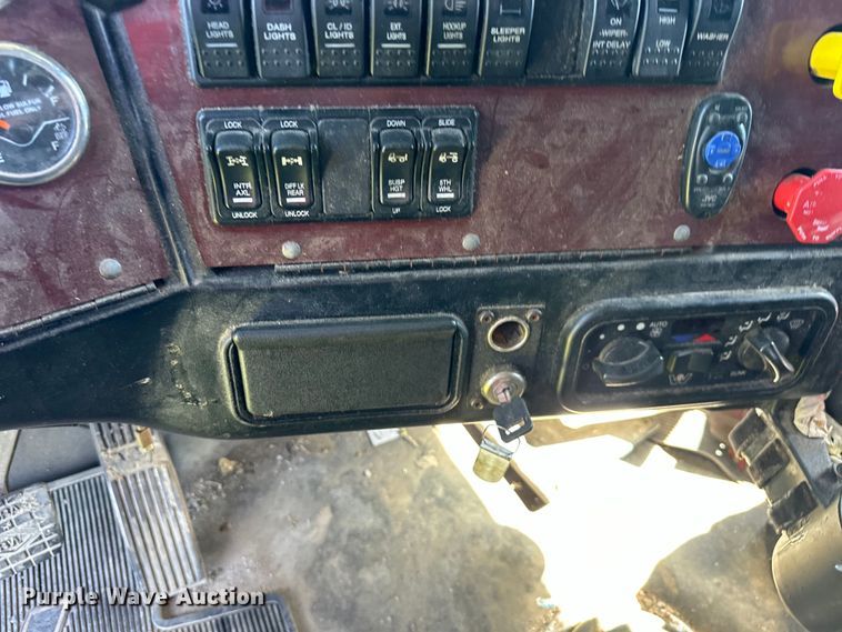 image for item DS4151 2016 Western Star 4900EX semi truck