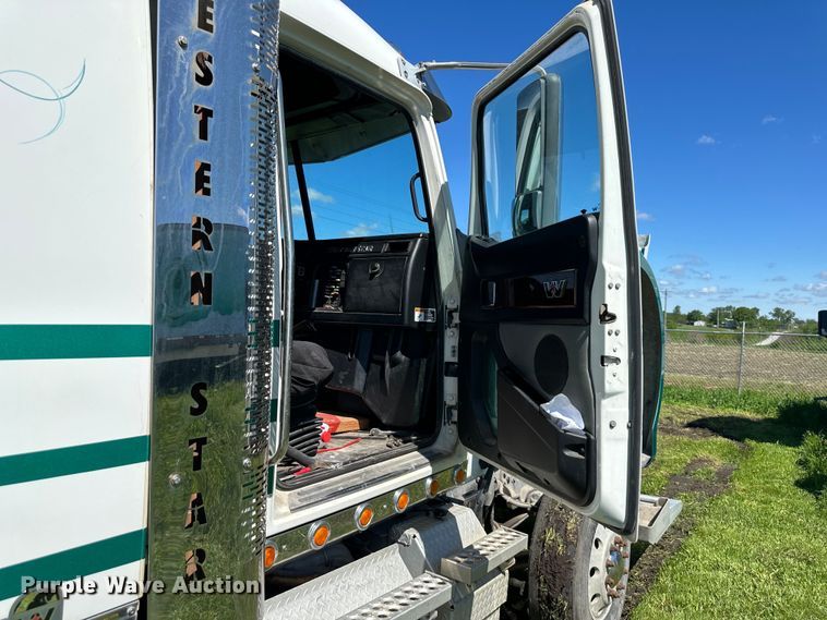 image for item DS4151 2016 Western Star 4900EX semi truck