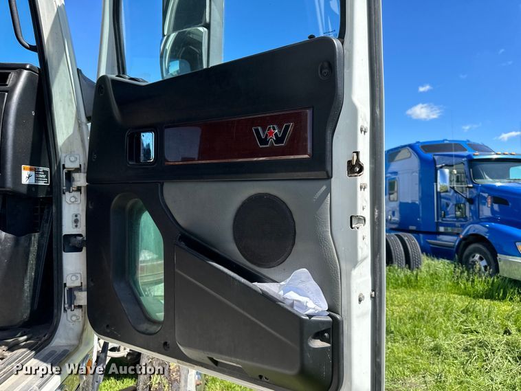image for item DS4151 2016 Western Star 4900EX semi truck