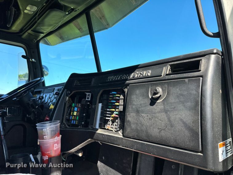 image for item DS4151 2016 Western Star 4900EX semi truck