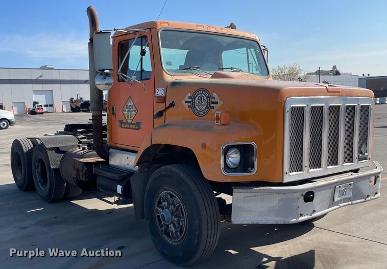 image for item DS5489 1995 International 2674 semi truck