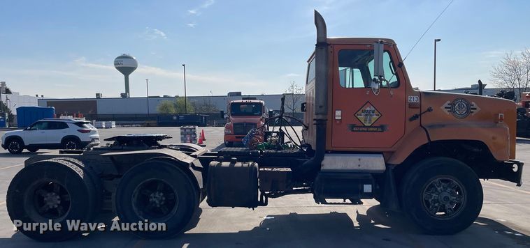 image for item DS5489 1995 International 2674 semi truck