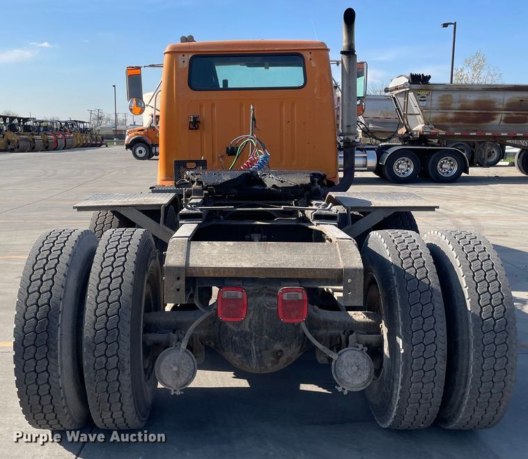 image for item DS5489 1995 International 2674 semi truck