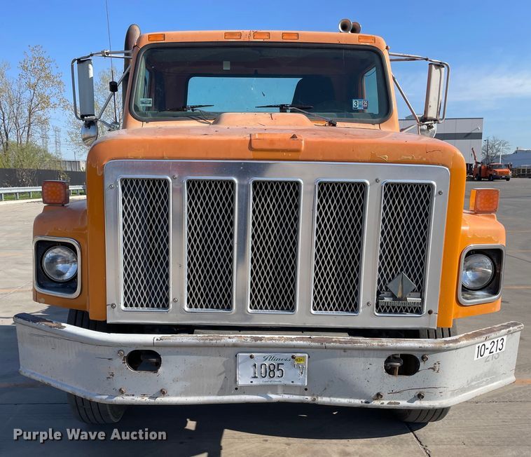 image for item DS5489 1995 International 2674 semi truck