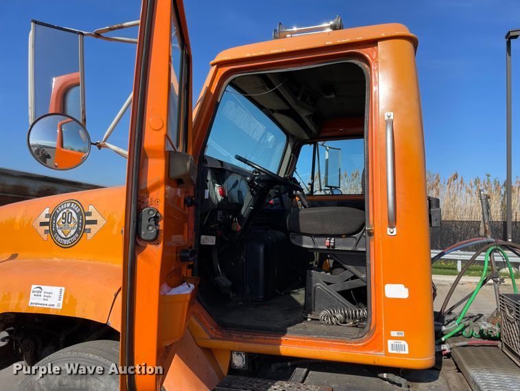 image for item DS5489 1995 International 2674 semi truck