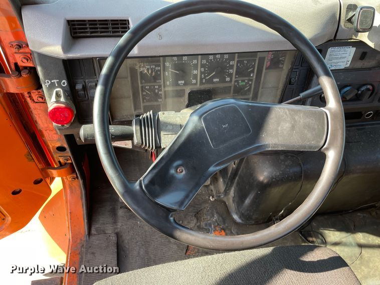 image for item DS5489 1995 International 2674 semi truck