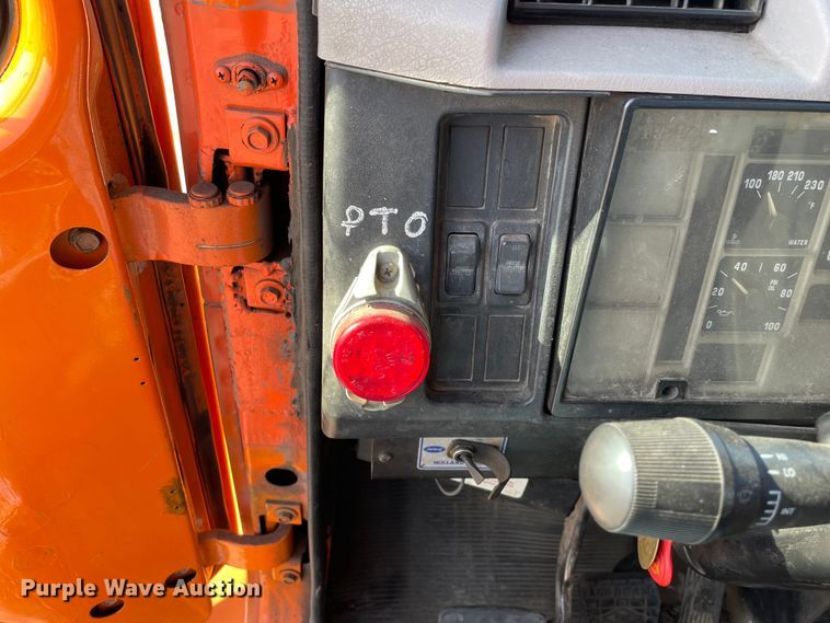 image for item DS5489 1995 International 2674 semi truck