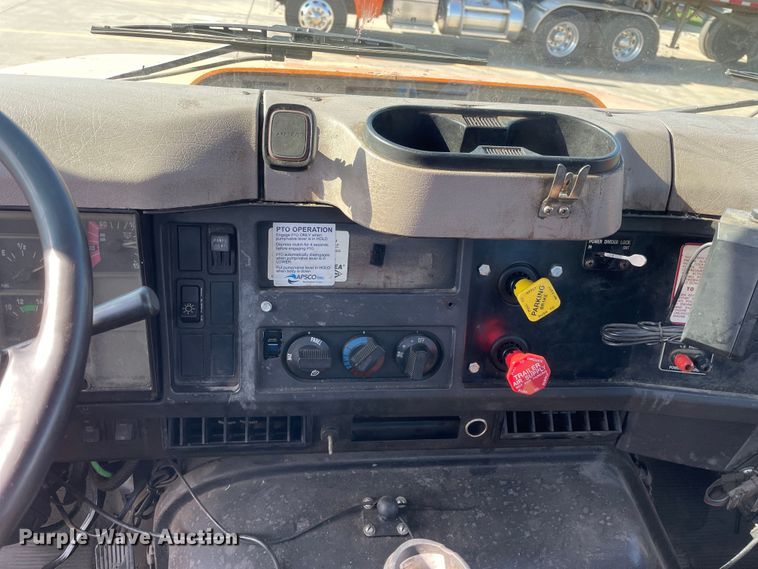 image for item DS5489 1995 International 2674 semi truck