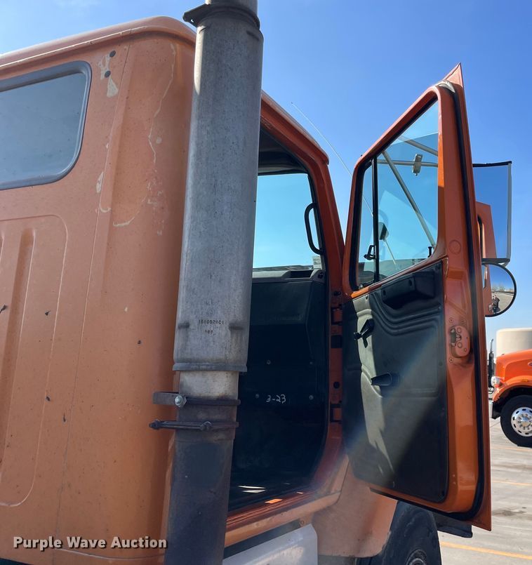 image for item DS5489 1995 International 2674 semi truck