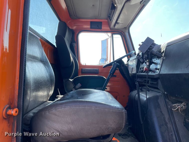 image for item DS5489 1995 International 2674 semi truck