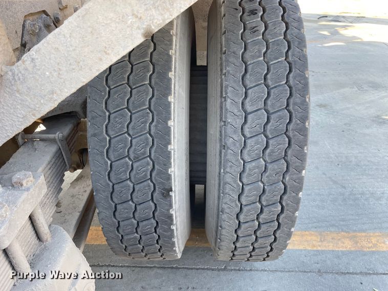 image for item DS5489 1995 International 2674 semi truck