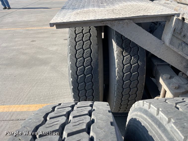 image for item DS5489 1995 International 2674 semi truck