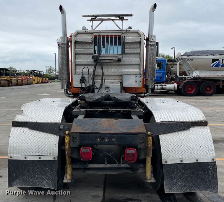 image for item DS5490 1997 International 9200 semi truck