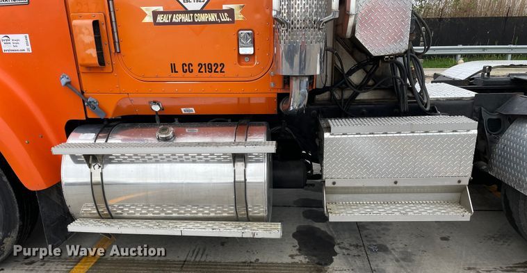 image for item DS5490 1997 International 9200 semi truck