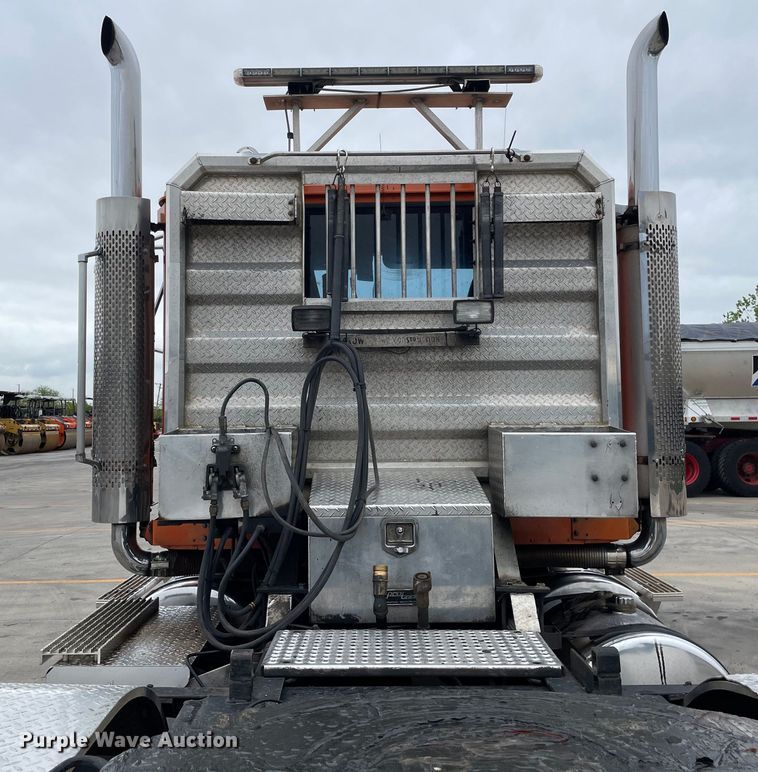 image for item DS5490 1997 International 9200 semi truck