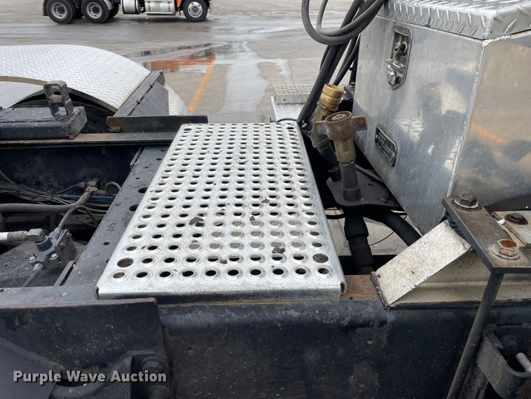 image for item DS5490 1997 International 9200 semi truck