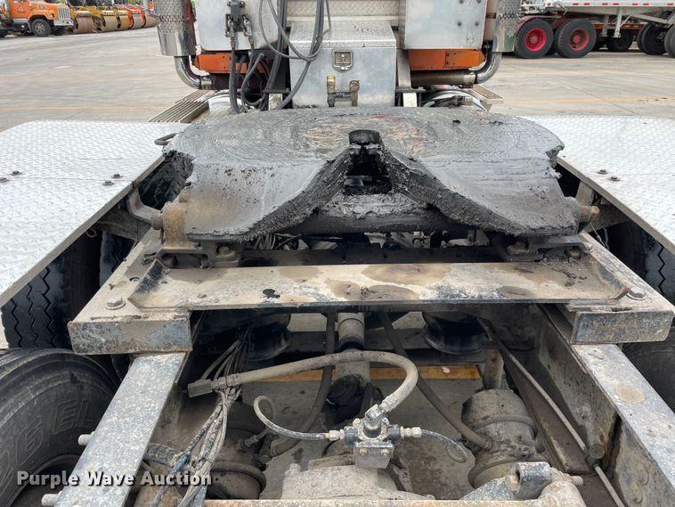 image for item DS5490 1997 International 9200 semi truck