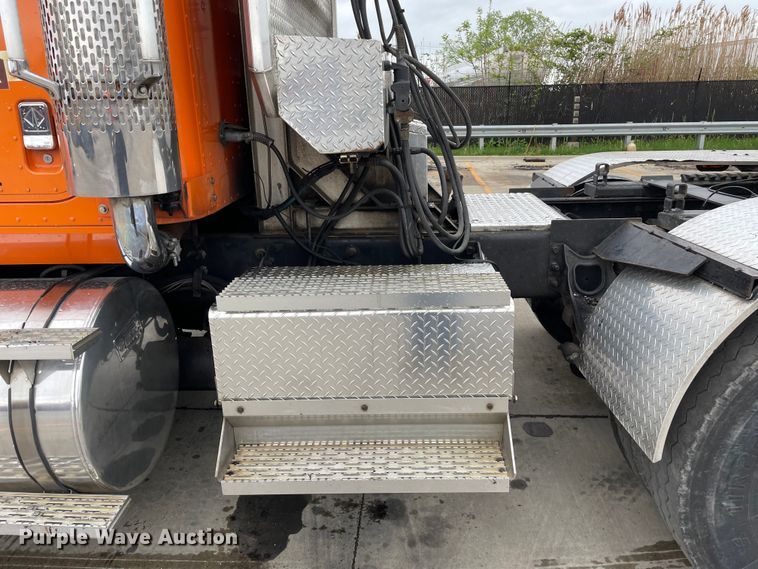 image for item DS5490 1997 International 9200 semi truck