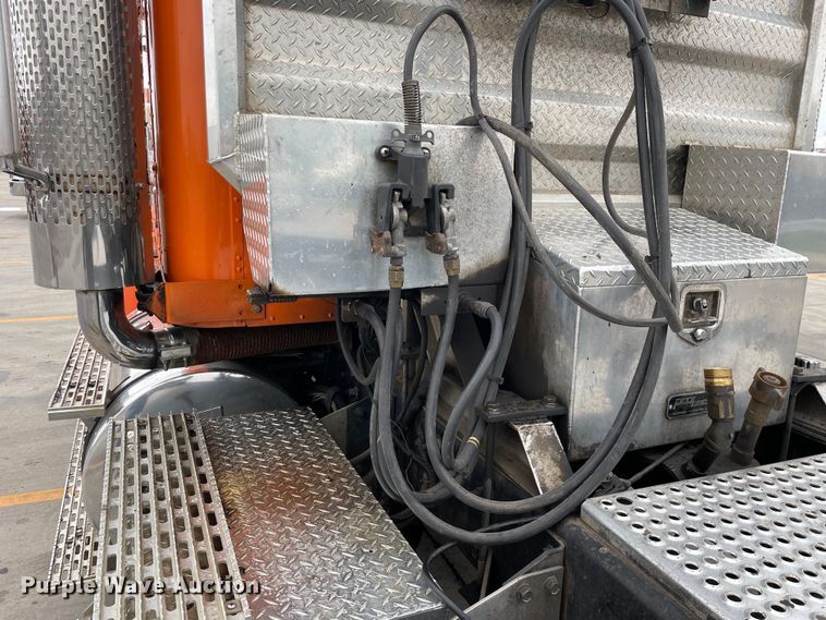 image for item DS5490 1997 International 9200 semi truck