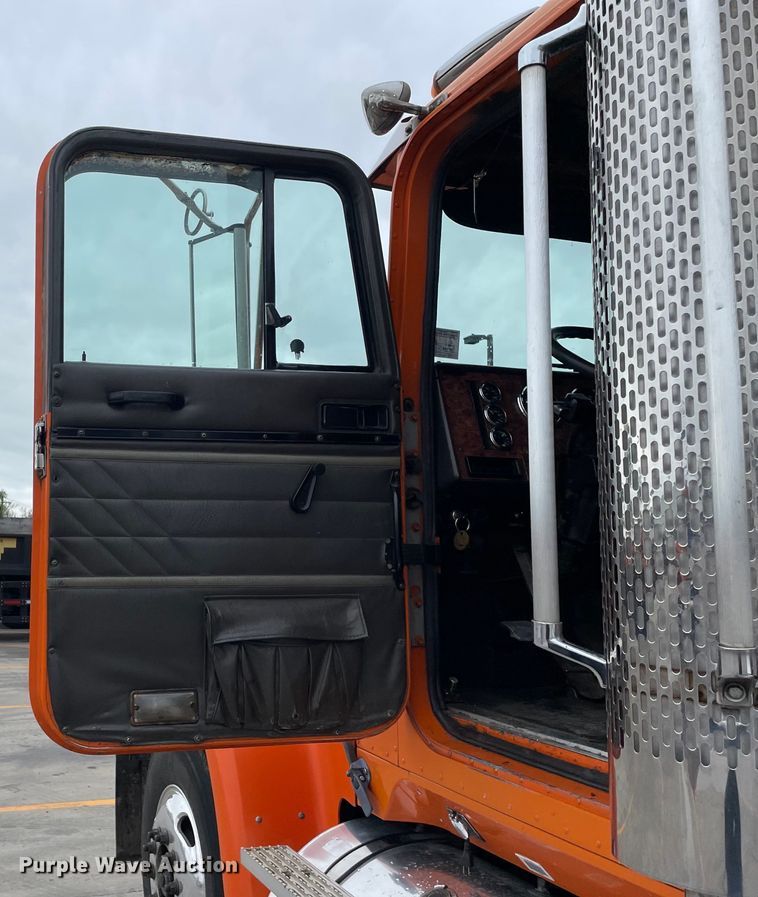 image for item DS5490 1997 International 9200 semi truck