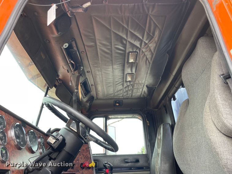 image for item DS5490 1997 International 9200 semi truck