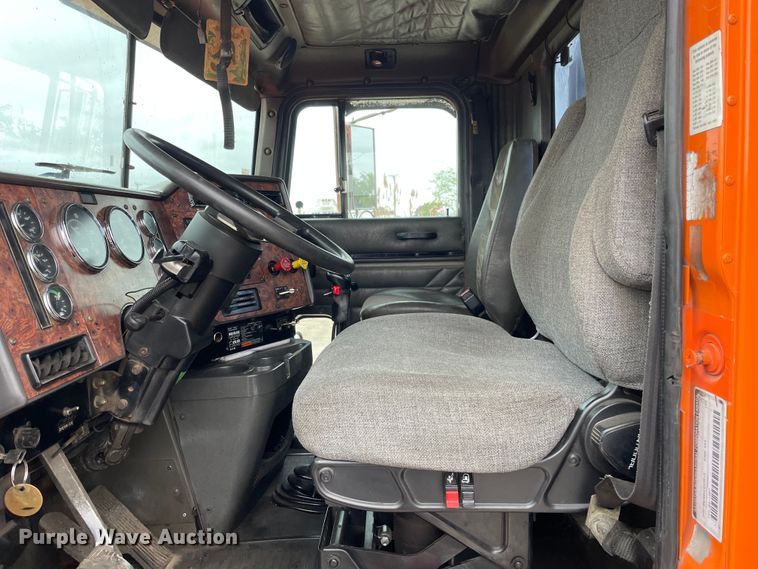 image for item DS5490 1997 International 9200 semi truck