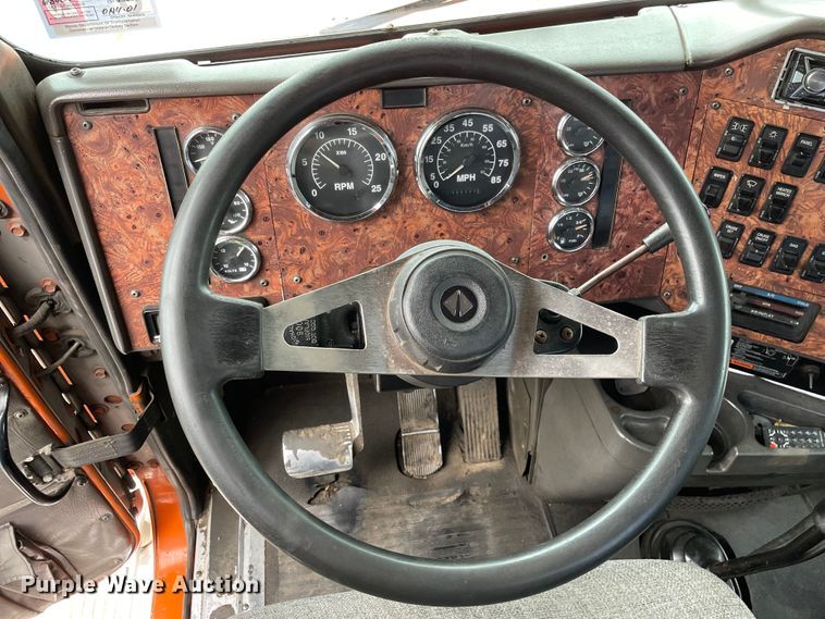 image for item DS5490 1997 International 9200 semi truck