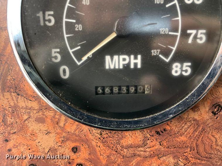 image for item DS5490 1997 International 9200 semi truck