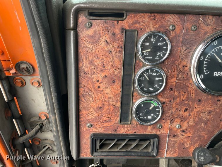 image for item DS5490 1997 International 9200 semi truck