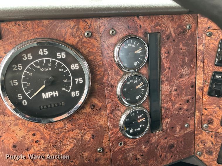 image for item DS5490 1997 International 9200 semi truck