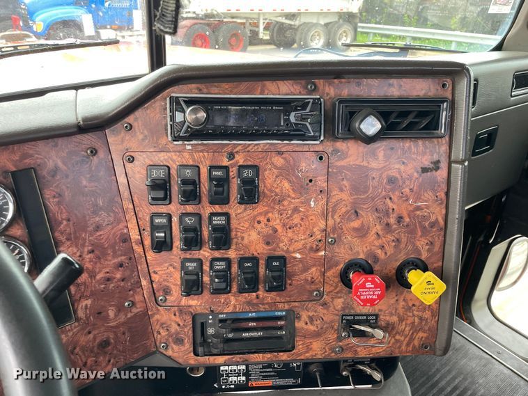 image for item DS5490 1997 International 9200 semi truck