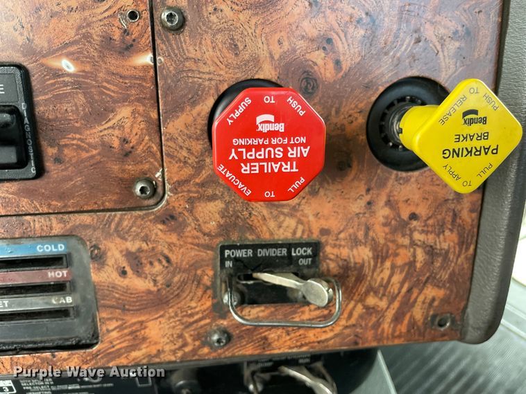 image for item DS5490 1997 International 9200 semi truck