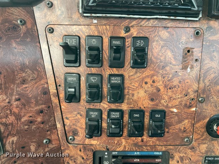 image for item DS5490 1997 International 9200 semi truck