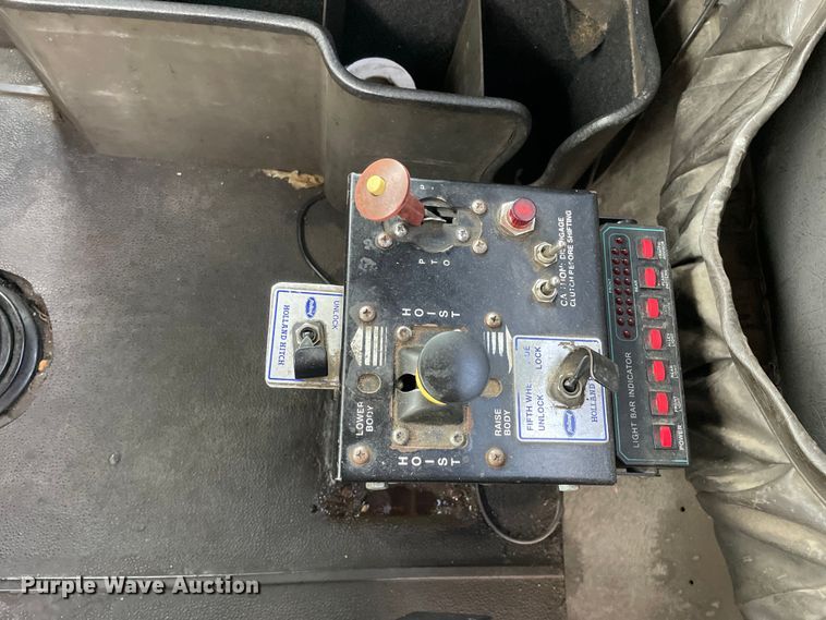 image for item DS5490 1997 International 9200 semi truck